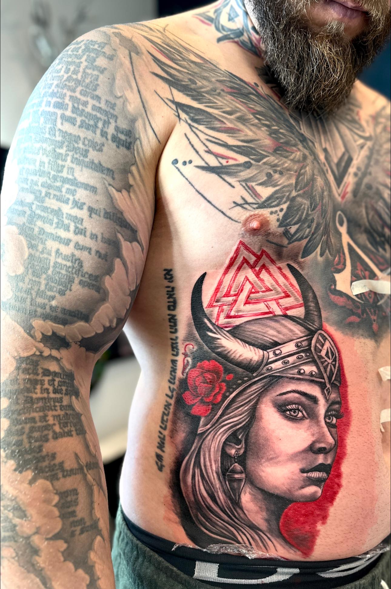 Sortgrå tatovering med tydelig kontrast udført i Horsens