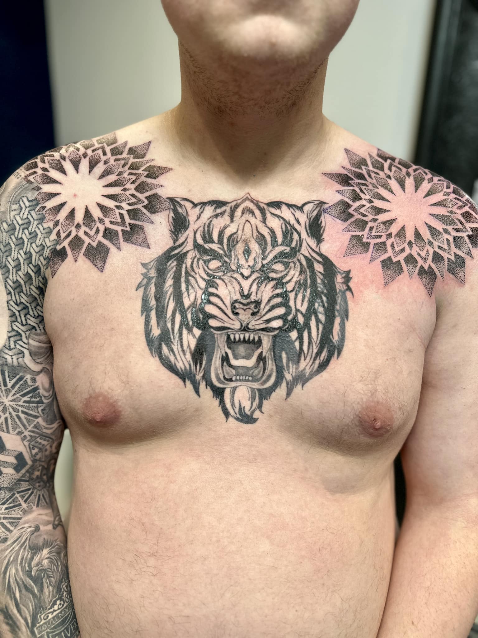 Sortgrå tatovering med fokus på udtryk til Midtjylland-gæst