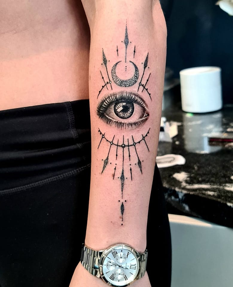 Sortgrå illustrativ tatovering til kunde fra Midtjylland