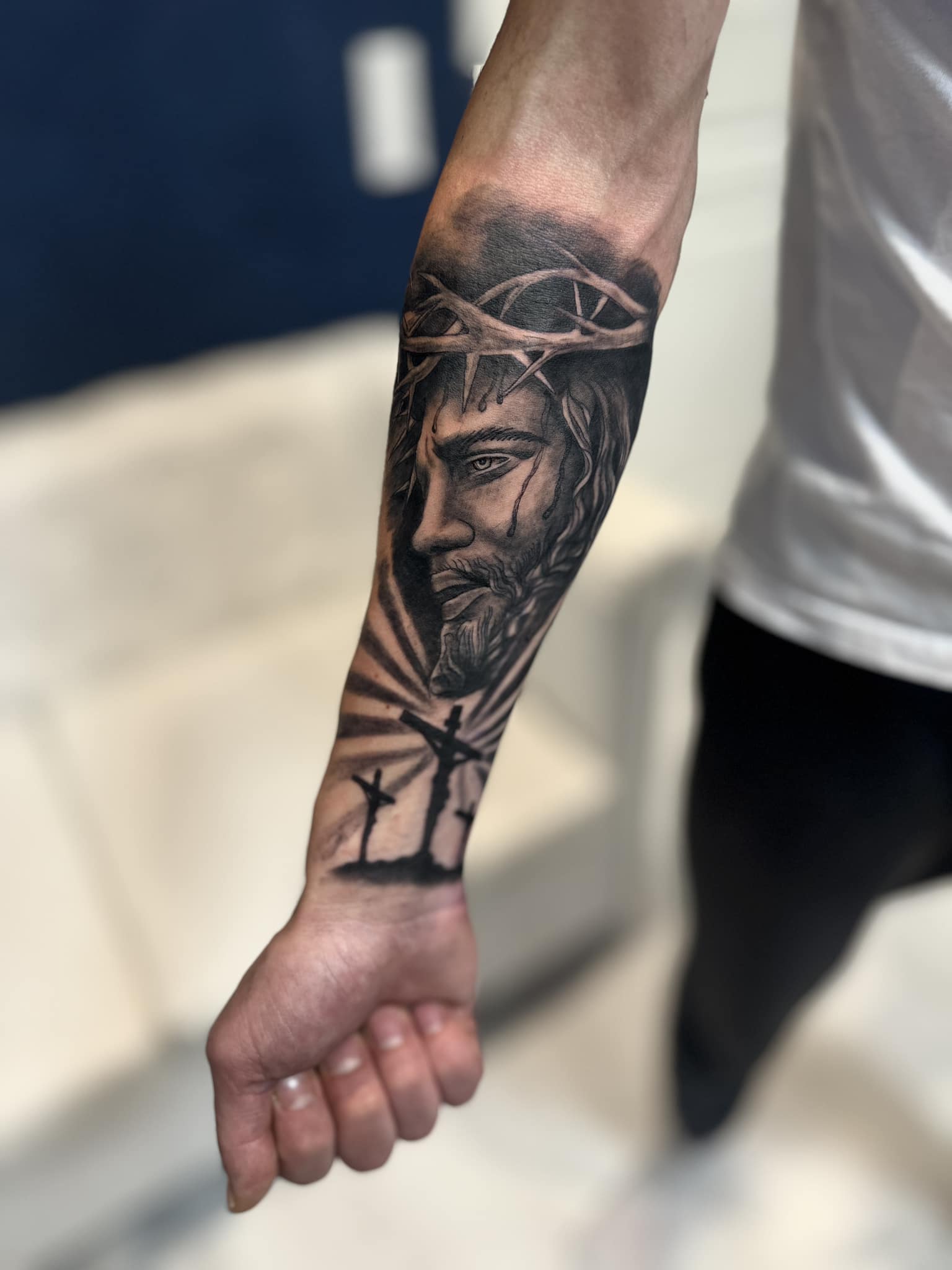 Sortgrå tatovering med glatte skygger fra Horsens-studiet