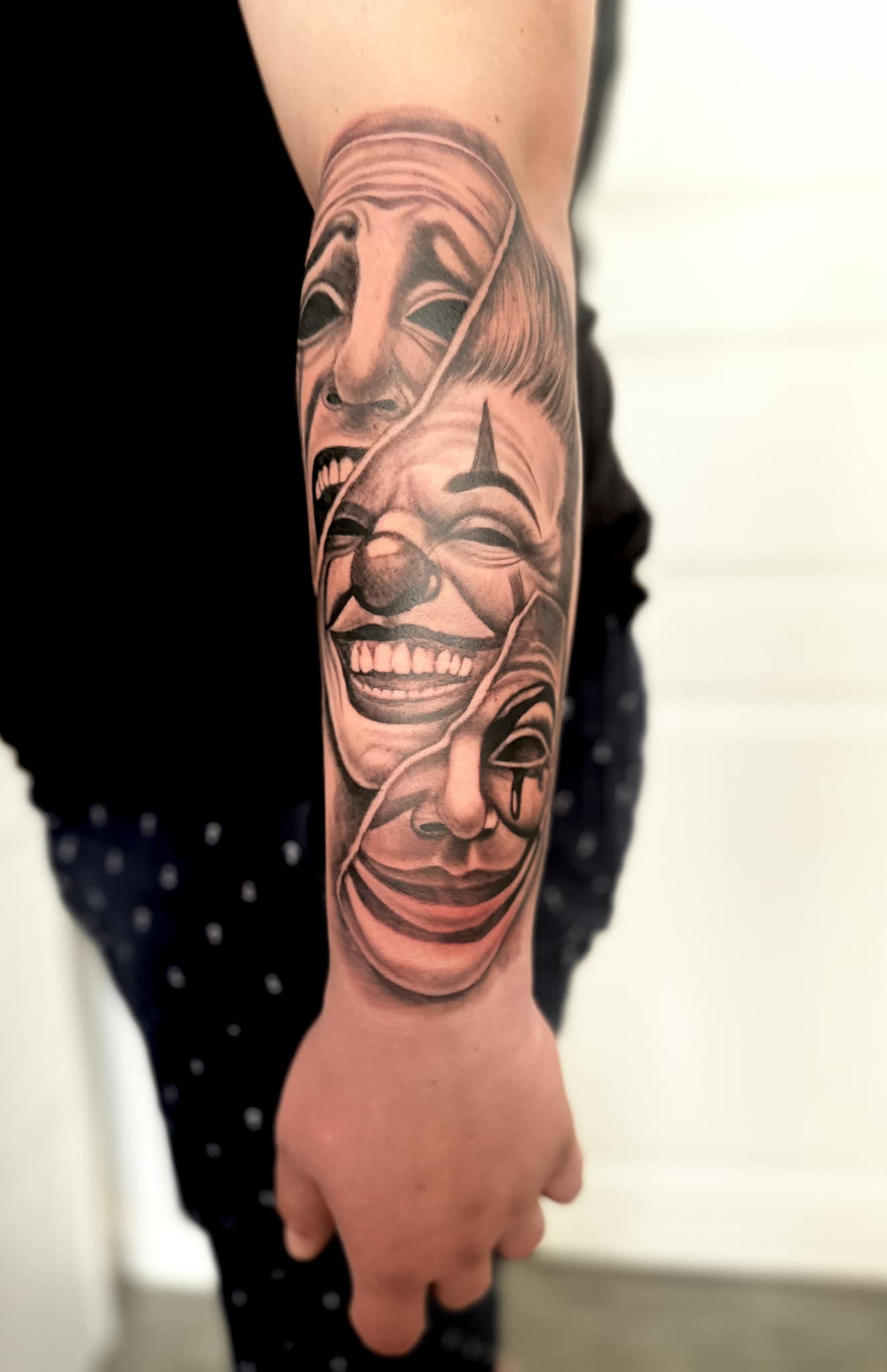 Sort og grå sleeve med teatermasker udført i Horsens