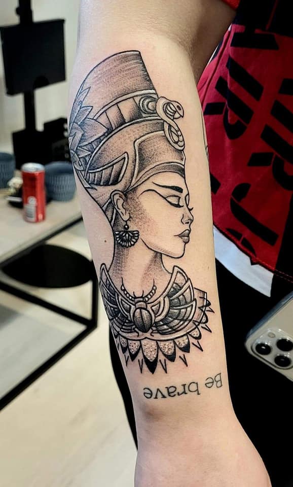 Blackwork tatovering med florale detaljer til gæst fra Midtjylland