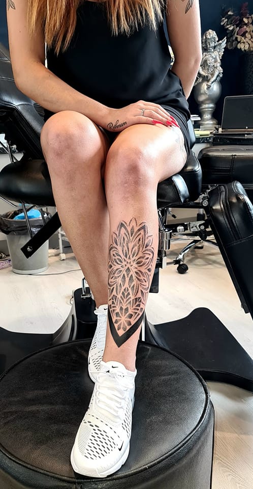 Blackwork tatovering med dramatisk skygge fra studiet i Horsens