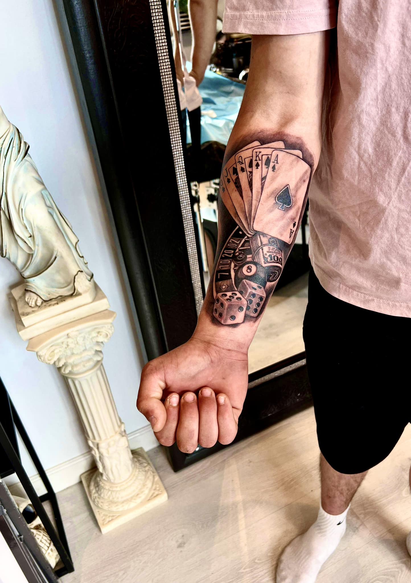 Markant blackwork tatovering udført i Horsens