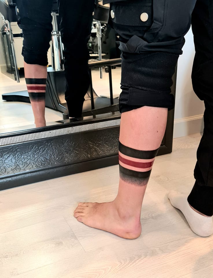 Detaljeret blackwork bryst- og armtatovering fra Horsens
