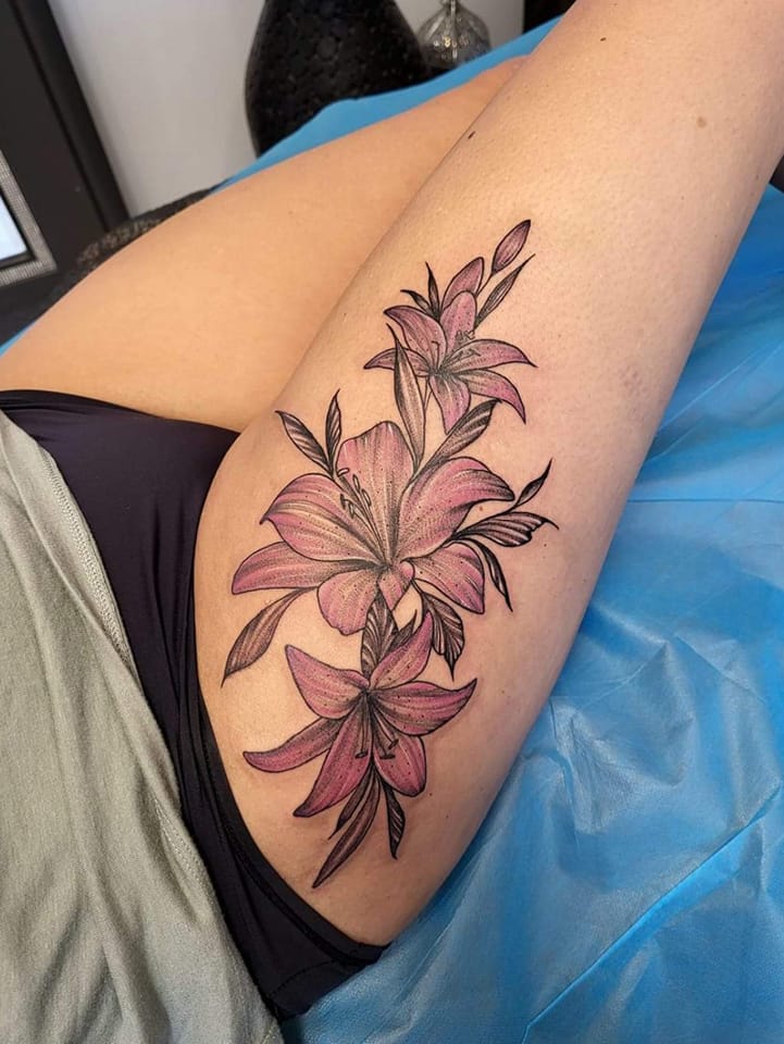 Detaljeret blackwork portræt tatovering skabt i Horsens