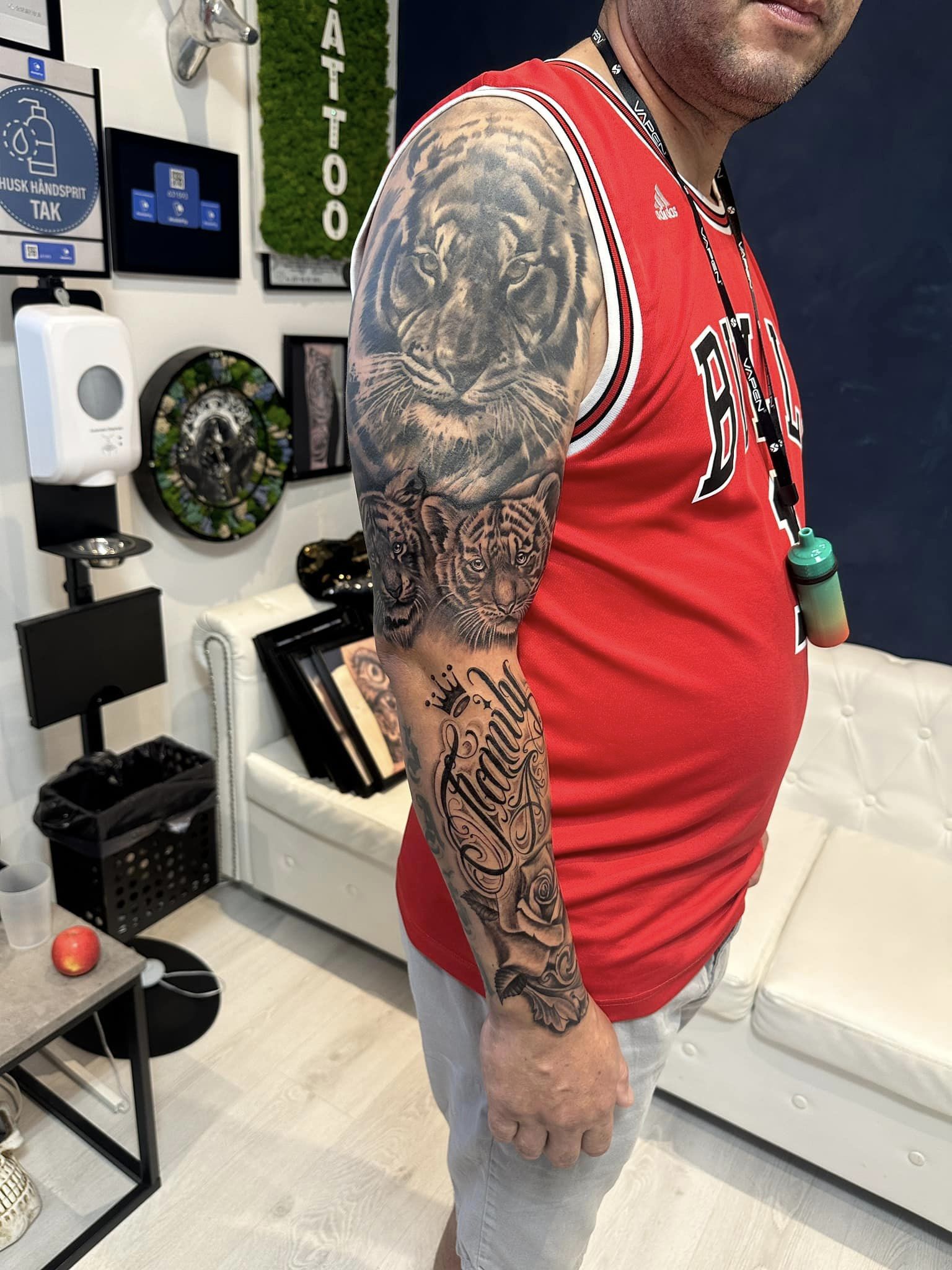 Detaljeret skræddersyet blackwork tatovering fra Horsens