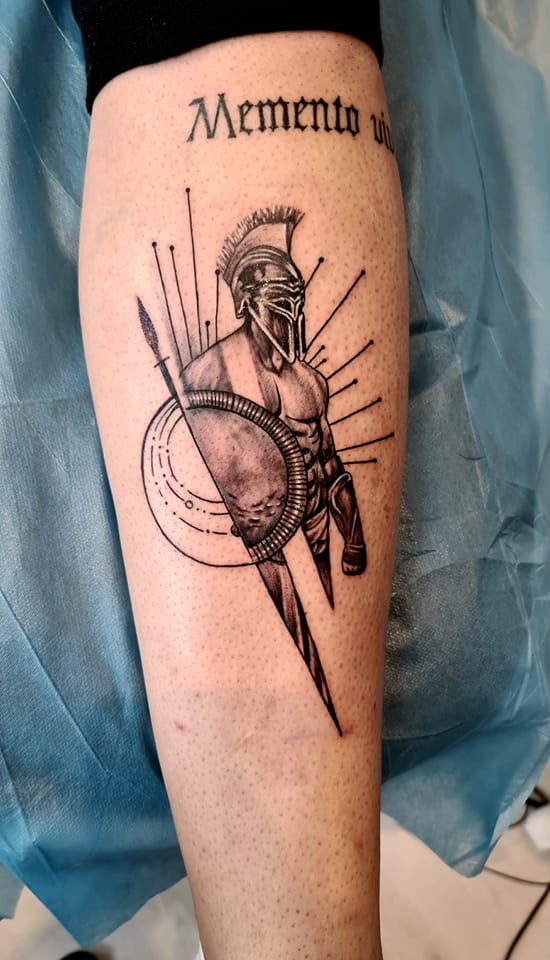Fin detaljeret sortgrå tatovering til Midtjyske kunder